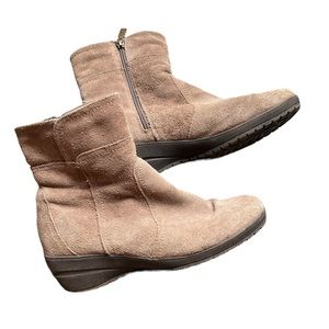 College winter boots size 8W